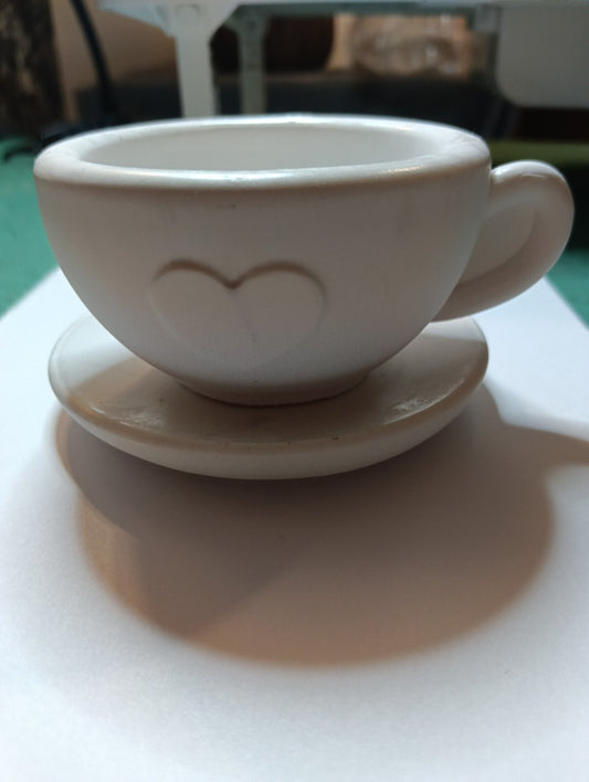 Tasse décorative blanche en jesmonite ornée d’un cœur en relief avec soucoupe assortie, vue de face